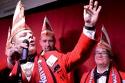 Murganesen-Präsident Ivan Gubler findet in seinem Jackett einen Kronkorken. (Bild: Mathias Frei.