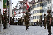Still gestanden! Die Soldaten stehen stramm, während die Schweizer Flagge in einer feierlichen Zeremonie über den Hofplatz getragen wird. (Bild: Gianni Amstutz)