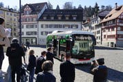 Erster Halt Gallusplatz: Das Medieninteresse an der Jungfernfahrt des ersten Batteriebusses der VBSG war gross. (Bild: Sandro Büchler)