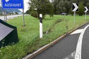 Das Auto prallte gegen eine Signaltafel, fuhr auf dem Wiesland weiter und kam letztlich bei einer Randleitplanke zum Stillstand.