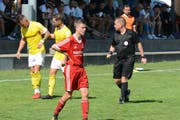 Der Bütschwiler Torschütze Brändle (rotes Trikot) konnte seine Enttäschung ob der Niederlage nicht verbergen. (Bild: Beat Lanzendorfer)