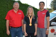 Ivan Oberhänsli (links) und Erwin Meile sind stolz auf ihre Schweizer Meisterin Rahel Brändle.
