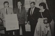4. Juni 1988: Stadtschreiber Thomas Pallmann mit der Partnerschaftsurkunde, Stadtammann Hans Bachofner und Bürgermeister Lothar Held. (Bild: TZ-Archiv)