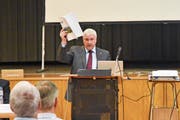 Gemeindepräsident Guido Grütter verweist an der Versammlung auf die Botschaft. (Bild: Roman Scherrer)