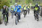 Diese Gruppe kommt von der Besichtigung der Abwasserreinigungsanlage, die sich an der Thur befindet. (Bild: Beat Lanzendorfer)