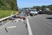 Die Unfallstelle auf der Autobahn bei Winkeln mit dem Lieferwagen und dem umgestürzten Anhänger. (Bilder: Kantonspolizei St.Gallen - 12. September 2019)