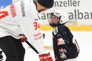 Erstligastürmer Ivan Hausamann hat die volle Aufmerksamkeit des U9-Spielers. (Bild: Mea McGhee)
