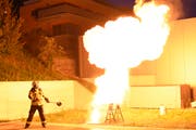 Die Feuerwehr Herisau veranschaulichte an einem Fritteusenbrand eindrucksvoll, was passiert, wenn heisses Öl mit Wasser in Verbindung kommt. (Bild: Alessia Pagani)