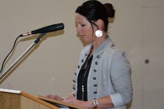 Gemeindepräsidentin Anita Zurfluh beglückwünschte Dittli im Namen der Gemeinde. (Bild: Christian Tschümperlin, Attinghausen, 20. Oktober 2019)