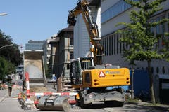 Bagger und Lastwagen auf der Vadianstrasse. Die Platzverhältnisse sind beegnt. (Bild: Reto Voneschen)