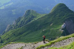 Buchautor und Wildbeobachter Ruedi Käch hält in der Abenddämmerung Ausschau nach weiteren Steinböcken. (Bild: aho)