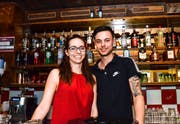 Die neuen Chefs im «Remy the Pub»: Tina Cuenin und Sandro Häfeli stilgerecht hinter der Bar. (Bild: Christoph Heer)