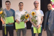 Auszeichnung von Konstrukteur-Lehrlingen an der OBA in St.Gallen (von links): Pascal Zwick, Alessio Gubbini und Yanik Schwizer mit Andreja Slavik, Präsident des Lehrmeisterverbands Konstrukteur. (Bild: PD/Ralph Dietsche)