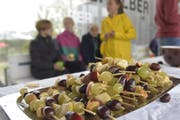 So sieht ein gesunder, saisonaler und regionaler Znüni aus: Fruchtspiesse mit Äpfeln und Trauben. (Bild: Mario Testa)