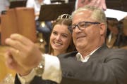 Gemeindepräsident Thomas Bitschnau macht ein Selfie mit Larissa Häberli. (Bild: Mario Testa)