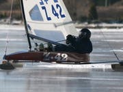 Fredy Rudolf flitzt mit seinem Eis-Segler über den Haidersee südlich des Reschenpasses im Südtirol. (Bild: PD)
