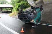 Der Lieferwagen kam auf dem Dach zum Stillstand. (Bild: Luzerner Polizei (Ebikon, 5. Juli 2018))