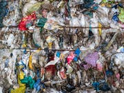 Abfallberge aus Plastikbei InnoRecycling AG in Eschlikon. Aus den sortenreinen Kunststoffen stellt man hochwertige Recyclingkunststoffe (Regranulate) für neue Produkte her. (KEYSTONE/Alexandra Wey)