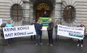 Übergabe der Unterschriften vor dem Luzerner Stadthaus (Bild: PD/Junge Grüne, Luzern, 11. März 2019)