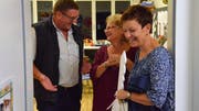 Fischingens Schulpräsident Godi Siegfried zeigt Einwohnerinnen das umgebaute und renovierte Schulhaus. (Bild: Christoph Heer)