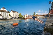 Das Schwimmen in der Reuss ist bei Luzernerinnen und Luzernern beliebt. (Bild: Philipp Schmidli, Luzern, 2. August 2018)