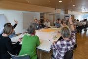 An mehreren Tischen diskutierten die Teilnehmer des Bürgerforums Ideen und begannen, daraus mögliche Projekte zu formulieren. (Bild: PD)