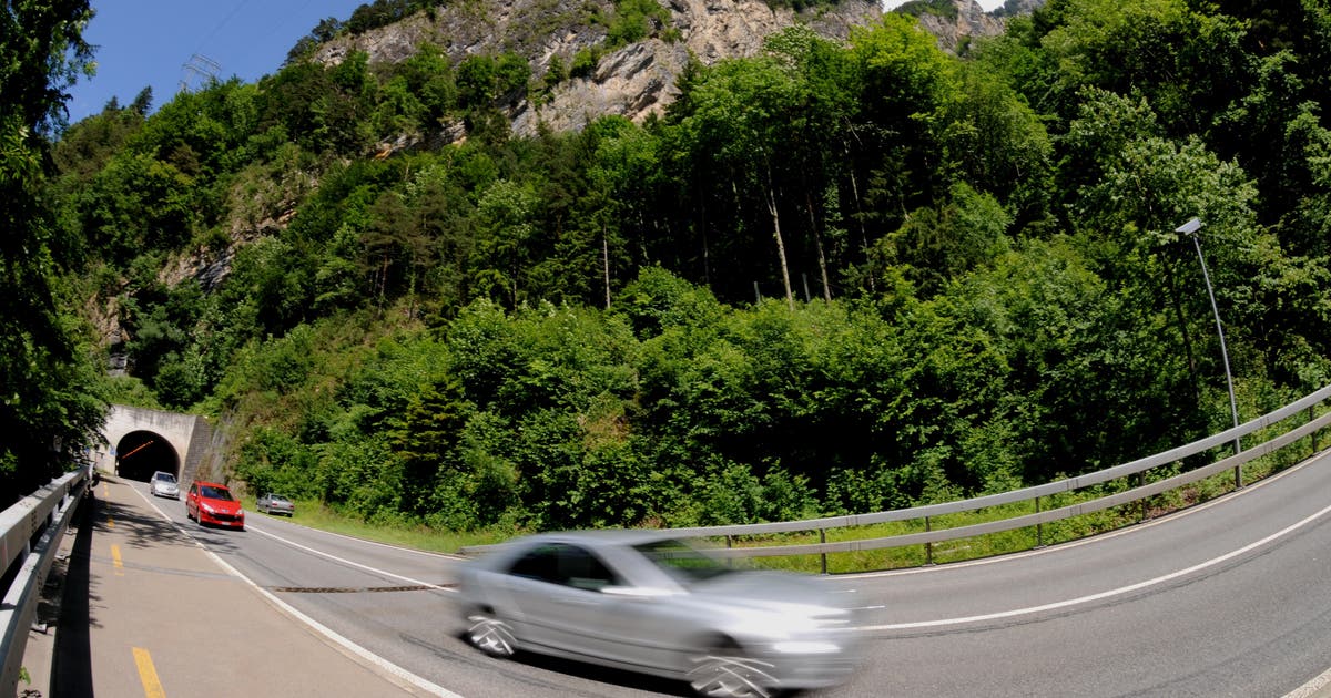 Axenstrasse zwischen Flüelen und Sisikon wegen Steinschlag ...