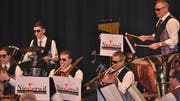 «James Bond 007» war der Titel, der dem Präsidenten sowie Dirigenten am besten gefiel. Passend zum Agentenfilmmedley setzten sich die Musikantinnen und Musikanten die Sonnenbrille auf. (Bild: Zita Meienhofer)