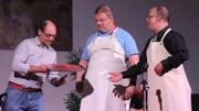 Beim Weihnachtstheater bringen die Metzger das Fleisch für das festliche Essen. (Bild: Barbara Hettich)