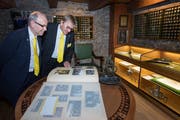 Das Fotoalbum ist von beeindruckender Grösse. Im Bild: Peter Bucher und Heinz Sperl. An der Wand die Plakettensammlung. (Bild: Eveline Beerkircher, 14. September 2019)