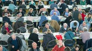 Aktive Seniorinnen und Senioren am SVP-Jasscup in der Güttingersreuti-Halle in Weinfelden. (Bild: Andrea Stalder, 18. Februar 2017)