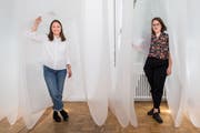 Die Kuratorinnen Sarah Mühlebach (links) und Andrina Keller sind gespannt, wie die Architekten die Ausstellung in Büro und Schlafplätze verwandeln werden. (Bild: Eveline Beerkircher, Luzern, 18. April 2019)