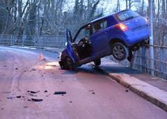Werthenstein – 25. JanuarAm Freitagmorgen streifte ein Autofahrer auf der Oberdorfstrasse in Werthenstein ein anderes Auto. Dieses geriet darauf auf das Strassengeländer. Die Fahrerin wurde leicht verletzt. Es entstand ein Sachschaden von rund 11'000 Franken. (Bild: Luzerner Polizei (Werthenstein, 25. Januar 2019))