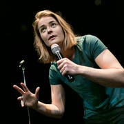 Hazel Brugger auf der Bühne des Kleintheaters. (Bild: PD/Peter Hauser)
