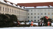 Der grosse Christbaum wird weggeräumt. (Bild: Jessy Nzuki - 16. Januar 2019)