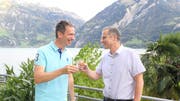 Die beiden Gemeindepräsidenten Andreas Gisler (links) und Toni Stadelmann stossen an. (Bild: Philipp Zurfluh, Bauen, 20. Oktober 2019)