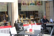 Der neue Aussensitzplatz des Spirituosengeschäfts Glenfahrn an der Webergasse 7. (Bild: Miguel Lo Bartolo - 30. August 2019)