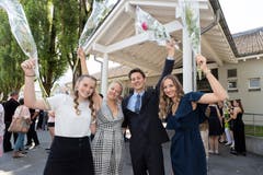 Michaela Gasser, Silia Ming, Yanic Bucher und Lorena Marjanonic (von links)freuen sich über den Abschluss.(Bild: Roger Zbinden (Sarnen, 7. Juli 2018))