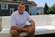Felix Bischofberger ist in Altenrhein aufgewachsen. Auf der Terrasse über der Postagentur spricht er über Baustellen und Konkurrenten aus den eigenen Reihen. (Bild: Jolanda Riedener)