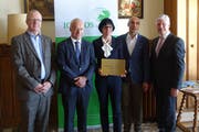 Heinz Scheidegger, Corinne Rüegg und Valentin Bot von der Kartause-Ittingen-Geschäftsleitung sind bei der Preisübergabe umgeben von Icomos-Jurypräsident Gerold Kunz und Daniel Borner, Direktor von Gastrosuisse. (Bild: PD)