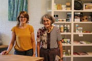 Der Claro-Laden Bruggen feiert am Samstag die Auffrischung seiner Verkaufsräume an der Fürstenlandstrasse 180. Rechts im Bild Vereinspräsidentin Nelly Schmid. (Bild: Miguel Lo Bartolo - 30. August 2019)