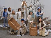 Kinder und Jugendliche spielen in der katholischen Kirche Rotmonten Episoden aus dem Leben der Apostel Petrus und Paulus nach. (Bild: PD)