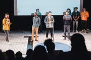 Mit starken Texten gewann Jeremy Chavez (r.) das U20-Finale im Poetry Slam gegen Jusef Selman (l.) und Noah Oetterli. (Bild: Christian Felber, Luzern, 28. März 2019)