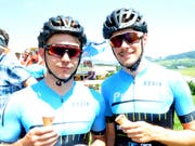 Kevin Buser und Ramon Bechter gönnen sich nach der Anstrengung ein kühles Glacé am Streckenrand.