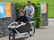 Silvan und Yannick Hilber hatten am Tag der Sonne Spass mit dem elektrischen Lastenfahrrad. (Bild: Christoph Heer)
