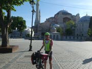 Am Ziel: Philippe Müller mit seinem Velo vor der Hagia Sophia in Istanbul. (Bild: PD)