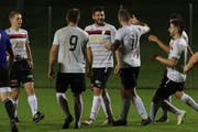 Dominik Hardegger (Mitte) durfte sich gleich drei Mal von den Mitspielern als Torschütze feiern lassen. (Bild: Robert Kucera)
