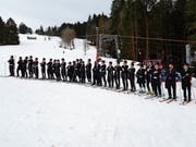 Die Funkensänger mit Frack und alten Ski am Skilift Tanzboden. (Bild: PD)