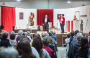 Viele Zuschauer verfolgen das Theaterstück in der Turnhalle Neuwies in Berg. (Bild: Andrea Stalder)