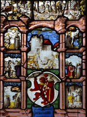 Diese Stadtscheibe von 1543 zeigt in acht Bildern die romantische Gründungssage der Stadt Frauenfeld. (Bild: PD/Daniel Steiner)